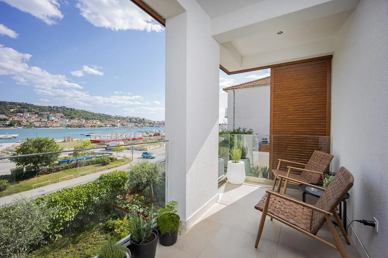 Urban Loft Next To The Beach Trogir Apartment