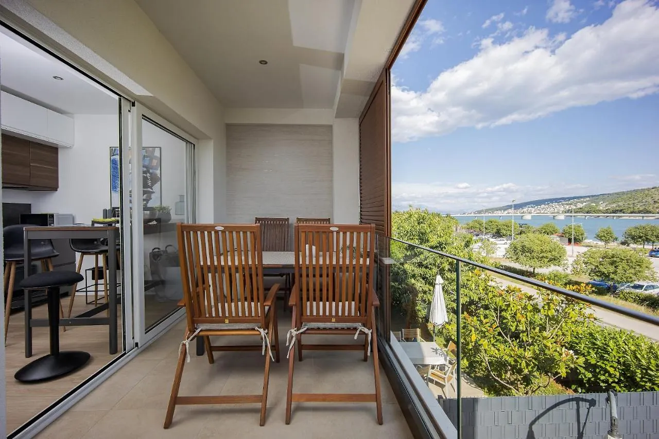 Urban Loft Next To The Beach Trogir Apartment